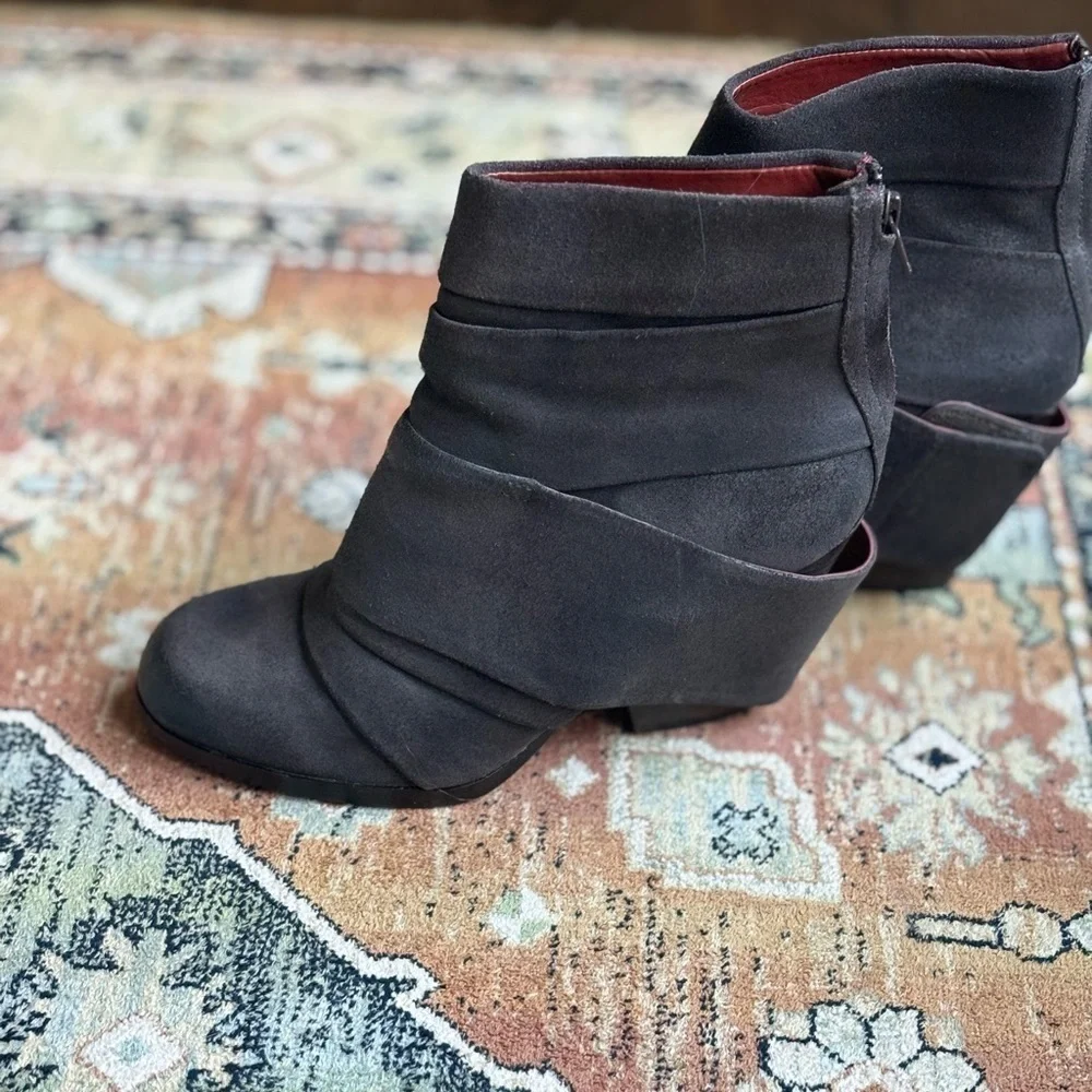 Women’s leather ankle boots